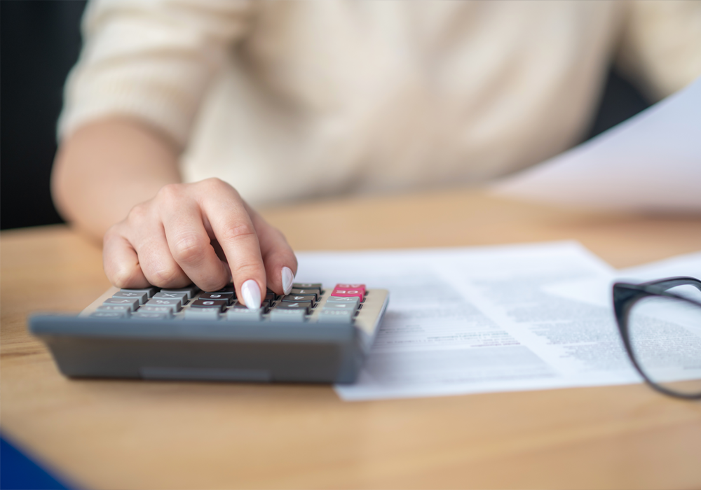 Vrouw gebruikt een rekenmachine Vrouw gebruikt een rekenmachine